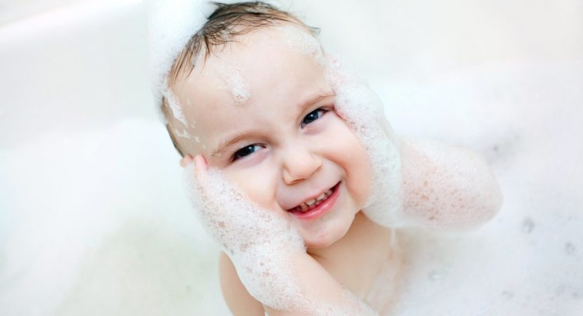 spalatul pe cap la bebelusi